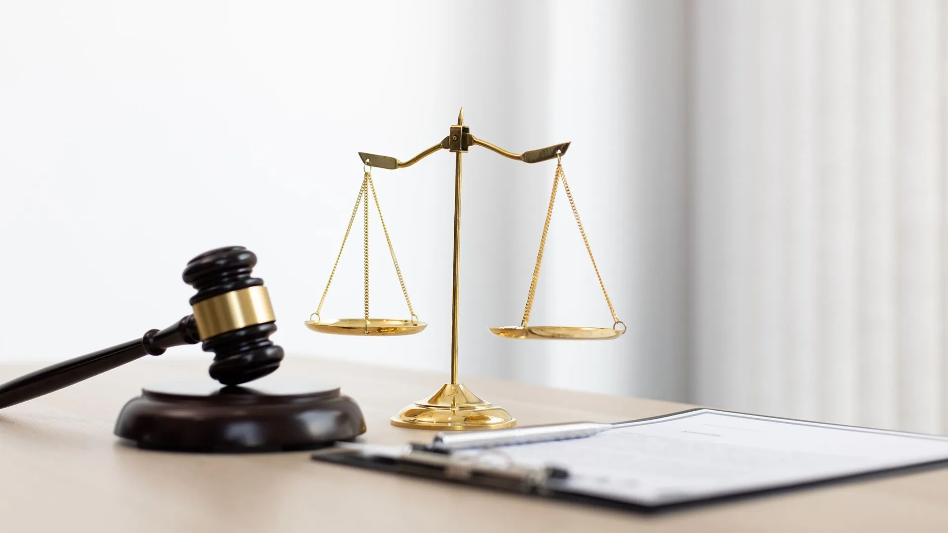 Timbangan keadilan dan palu hakim di atas meja
